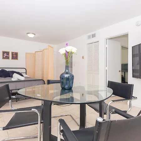 One Bedroom Apartment - With Parking & Balcony - Heart Of Wynwood
